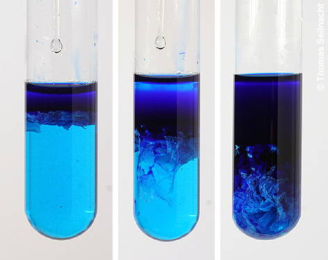 Bei der Zugabe von Ammoniaklösung zu Kupfer(II)-sulfat-Lösung entsteht ein ultramarinblauer Niederschlag