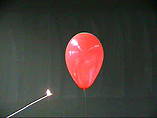 Ein mit Wasserstoff gef�llter Ballon wird gez�ndet