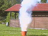 Altes Natrium reagiert explosionsartig mit Wasser