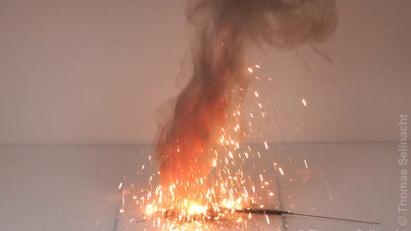 Explosive Reaktion von Kupfer(II)_oxid mit Aluminiumpulver