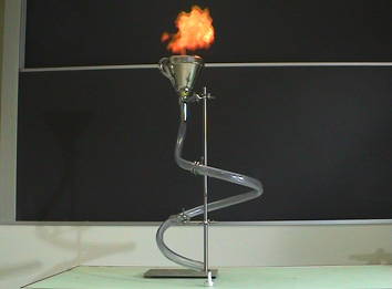 Die Etherdämpfe  fallen durch den Schlauch hinab und entzünden sich an der Kerze, die Flamme schlägt nach oben zurück und entzpündet den Ether-Bausch im Trichter.