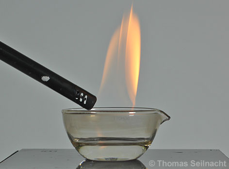Heptan kann mit einer Flamme bei Raumtemperatur entflammt werden.