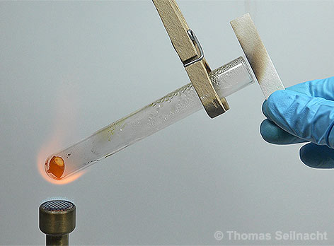 Mit Schwefelwasserstoff färbt sich das Bleiacetatpapier bräunlich.