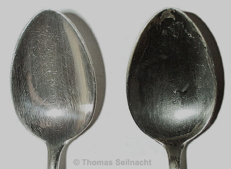 Der Silberlöffel rechts ist durch den Kontakt mit schwefelhaltigen Eiern schwarz angelaufen.