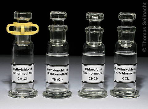 Vier Chloralkane im Vergleich: Chlormethan ist gasförmig, Dichlormethan, Trichlormethan und Tetrachlormethan sind flüssig.