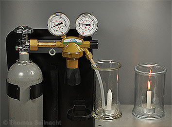 Kohlenstoffdioxid löscht Kerzenflamme