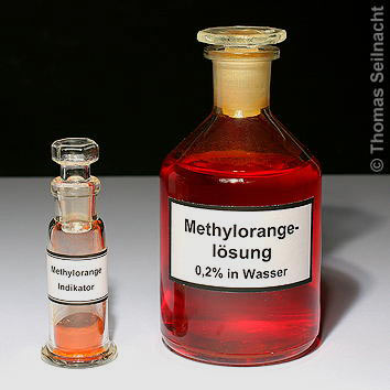 Methylorange: Pulver und wässrige Lösung