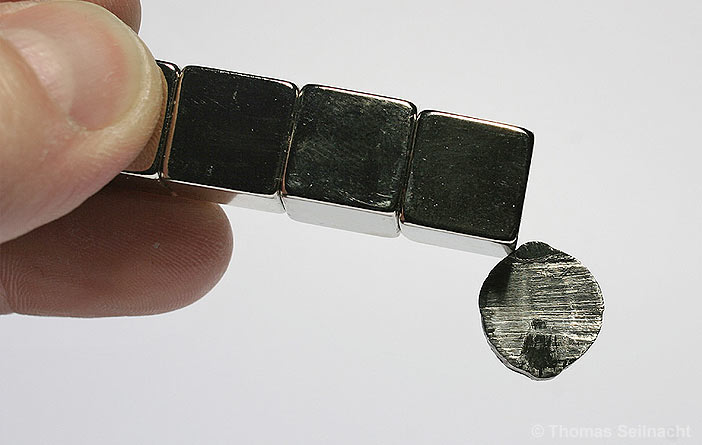 Holmium an Magnet